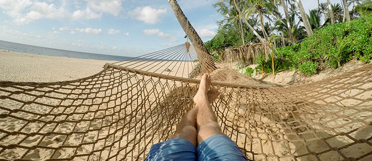 Füße in Stabhängematte am Strand